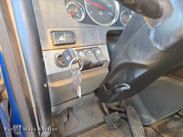 image for item DU2700 2019 Kenworth T880 dump truck