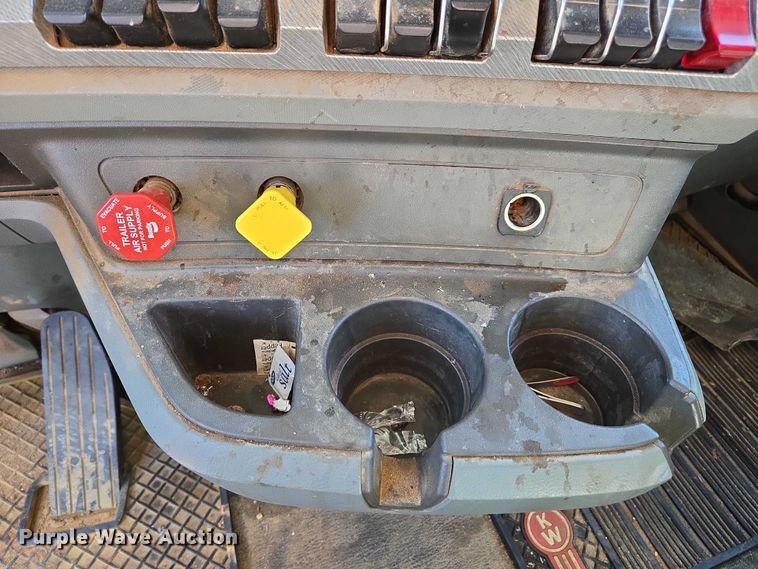 image for item DU2700 2019 Kenworth T880 dump truck