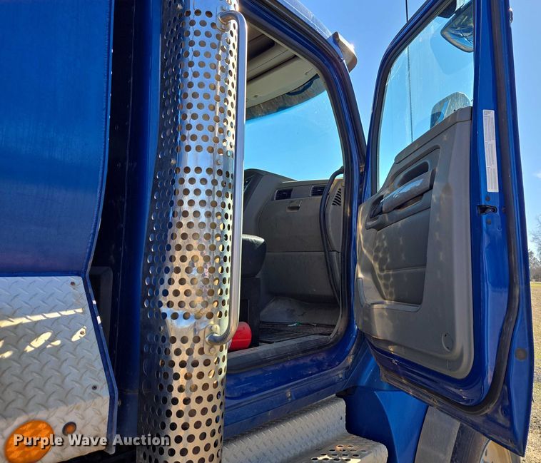 image for item DU2700 2019 Kenworth T880 dump truck