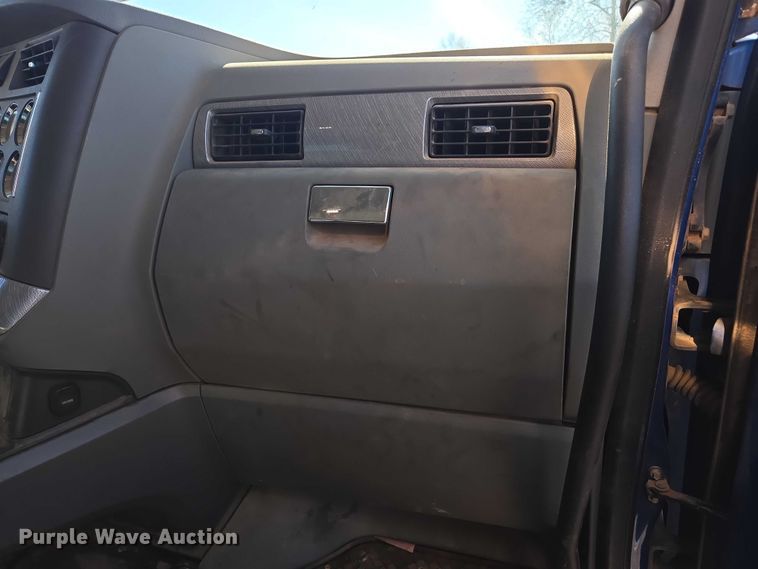 image for item DU2700 2019 Kenworth T880 dump truck