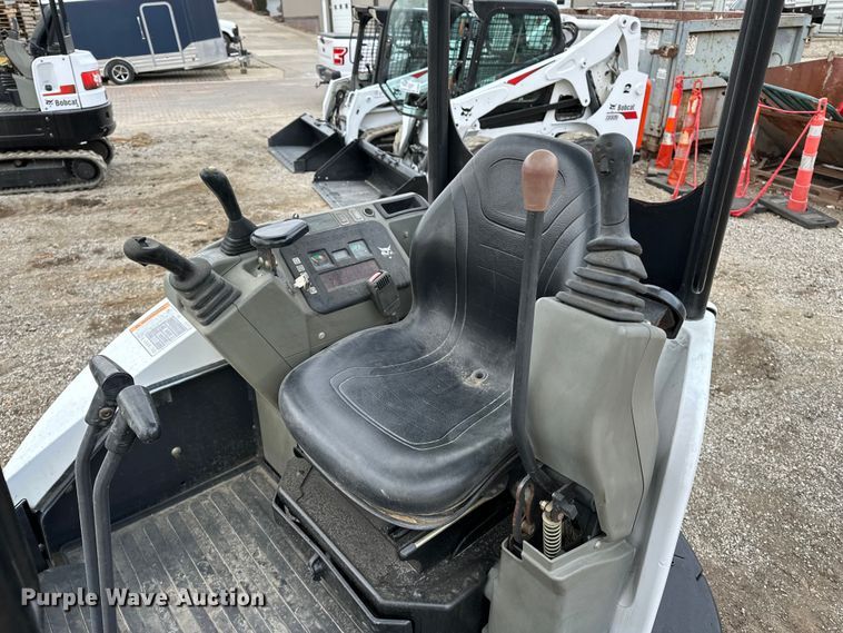 image for item DV0786 2014 Bobcat E26 mini excavator