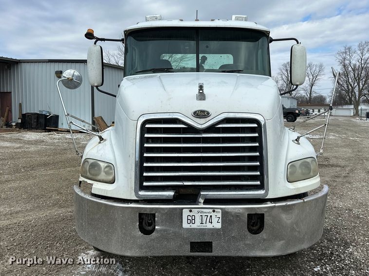 image for item DV0798 2003 Mack CX613 semi truck