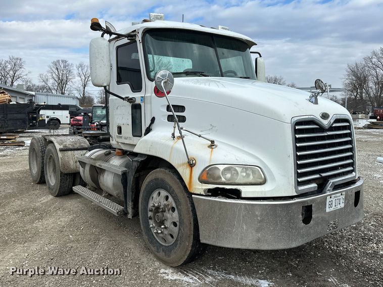 image for item DV0798 2003 Mack CX613 semi truck