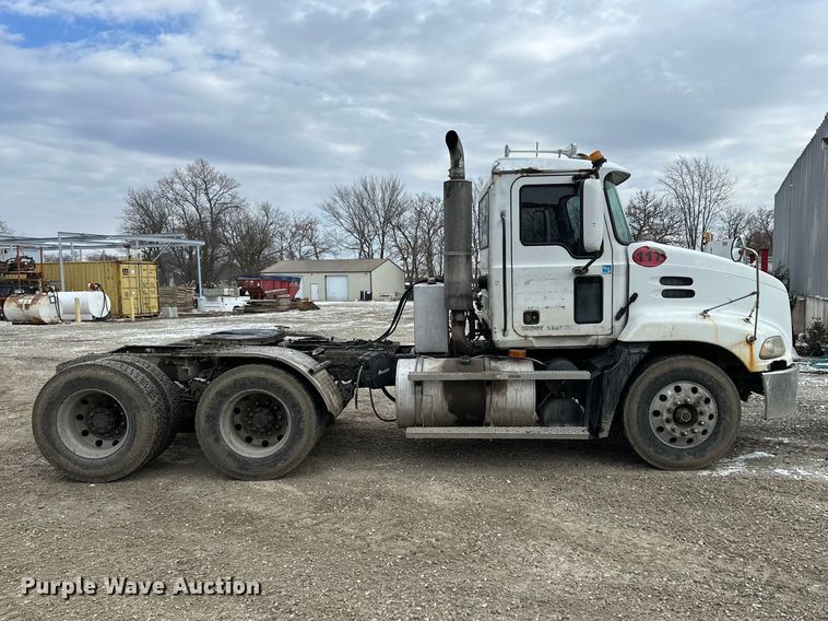 image for item DV0798 2003 Mack CX613 semi truck