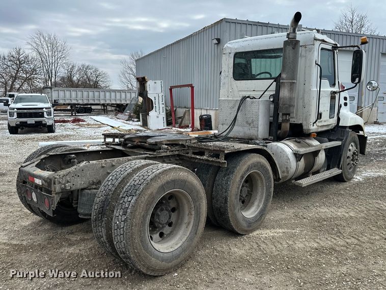 image for item DV0798 2003 Mack CX613 semi truck