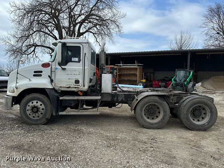 image for item DV0798 2003 Mack CX613 semi truck