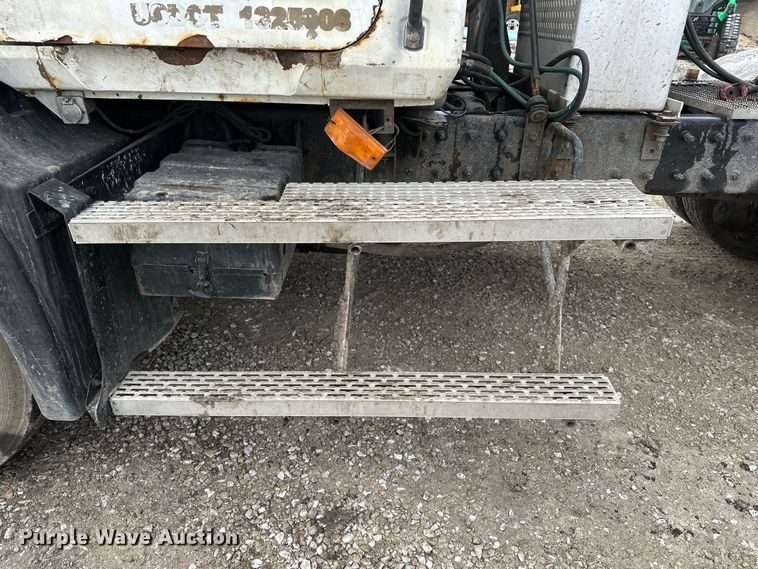 image for item DV0798 2003 Mack CX613 semi truck