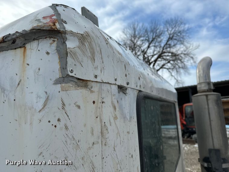 image for item DV0798 2003 Mack CX613 semi truck