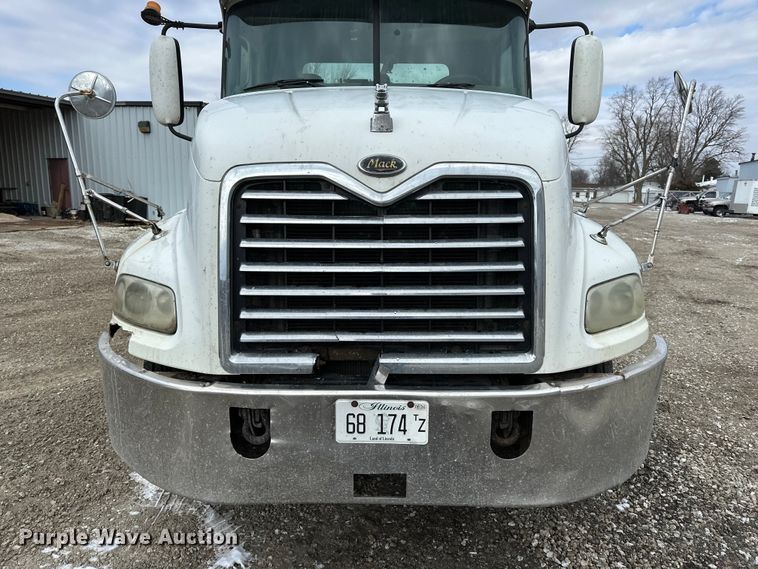 image for item DV0798 2003 Mack CX613 semi truck