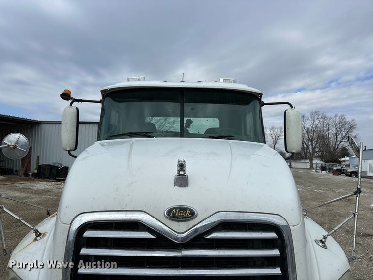 image for item DV0798 2003 Mack CX613 semi truck