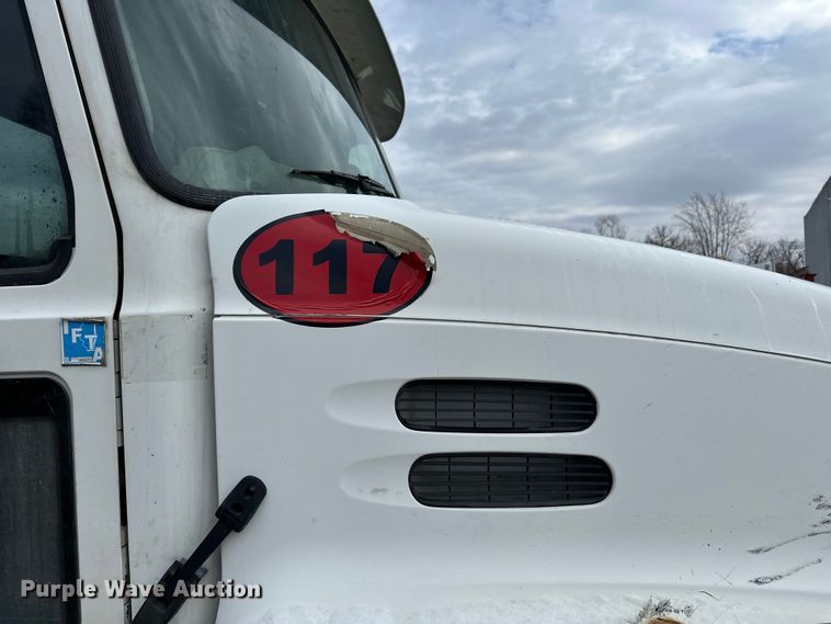 image for item DV0798 2003 Mack CX613 semi truck