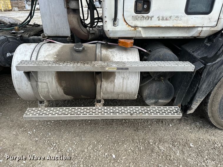 image for item DV0798 2003 Mack CX613 semi truck