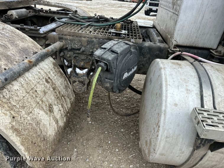 image for item DV0798 2003 Mack CX613 semi truck