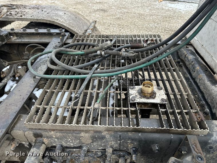 image for item DV0798 2003 Mack CX613 semi truck