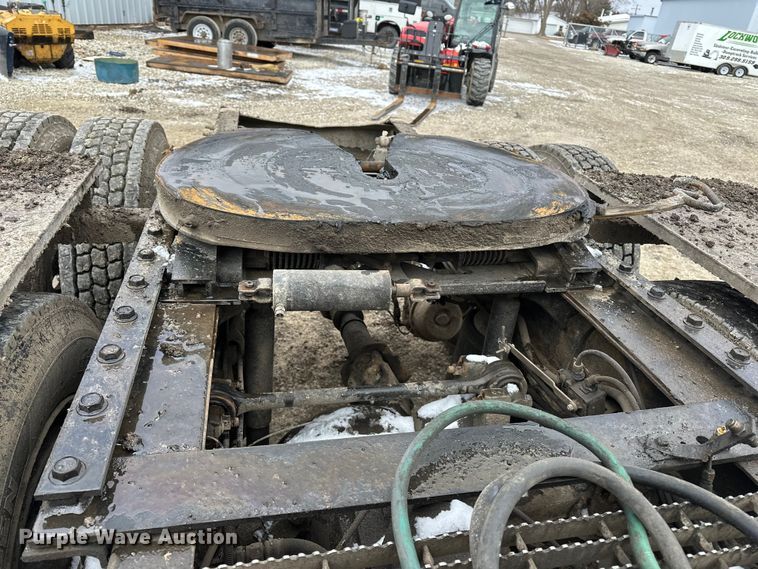 image for item DV0798 2003 Mack CX613 semi truck