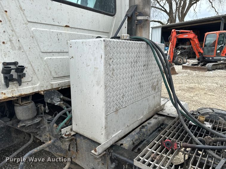 image for item DV0798 2003 Mack CX613 semi truck