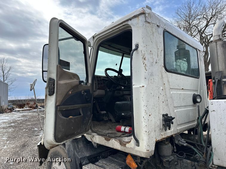 image for item DV0798 2003 Mack CX613 semi truck