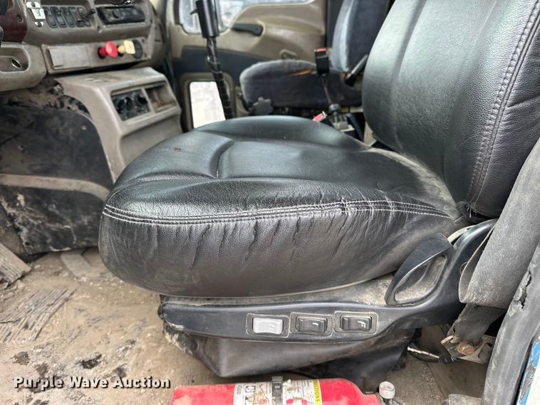 image for item DV0798 2003 Mack CX613 semi truck