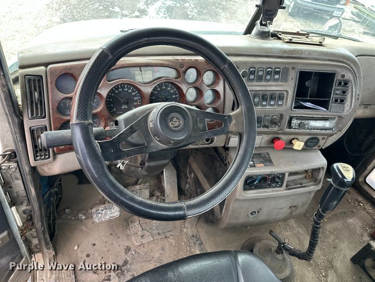 image for item DV0798 2003 Mack CX613 semi truck