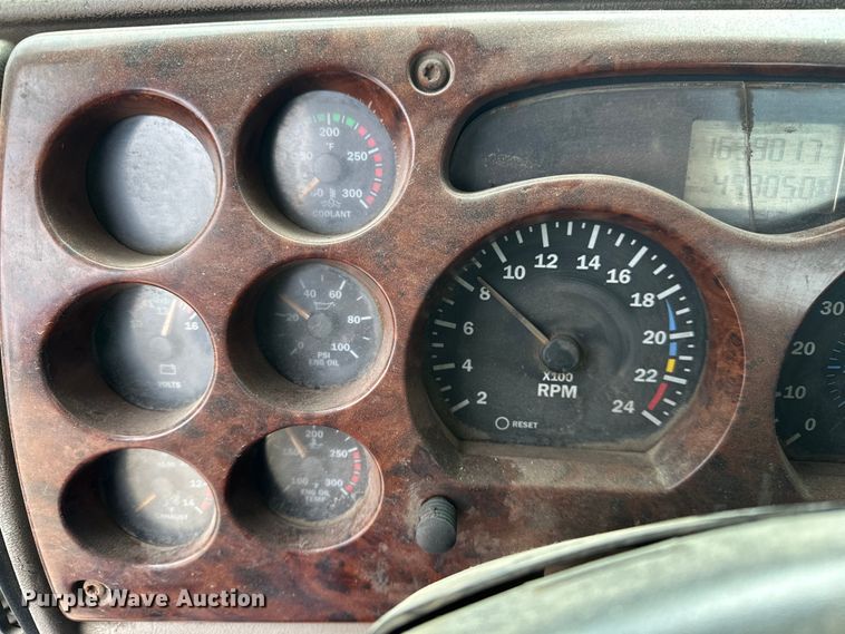 image for item DV0798 2003 Mack CX613 semi truck