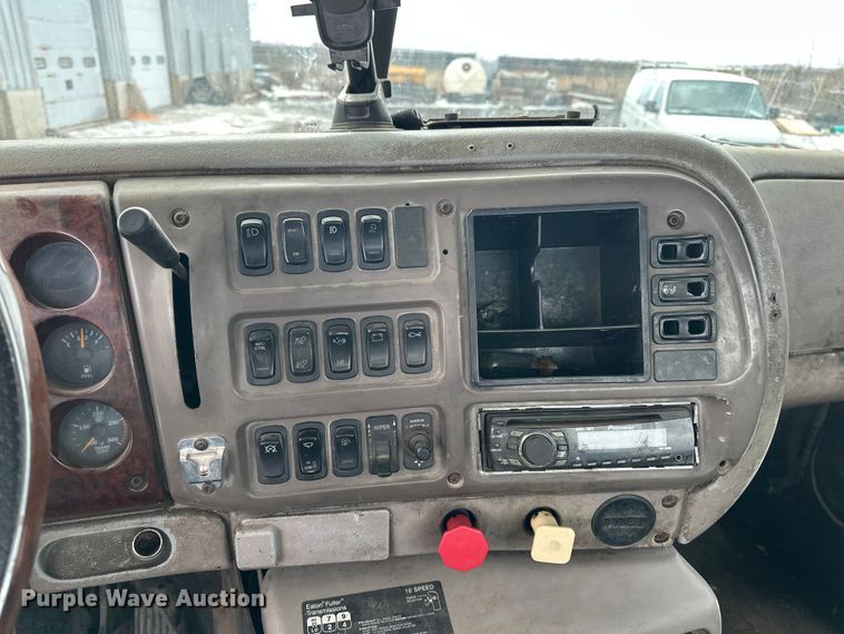 image for item DV0798 2003 Mack CX613 semi truck