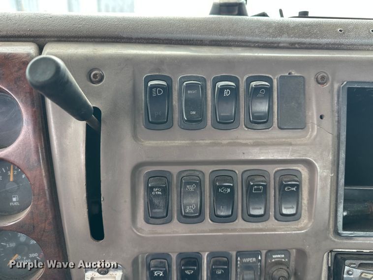 image for item DV0798 2003 Mack CX613 semi truck