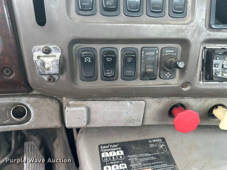 image for item DV0798 2003 Mack CX613 semi truck