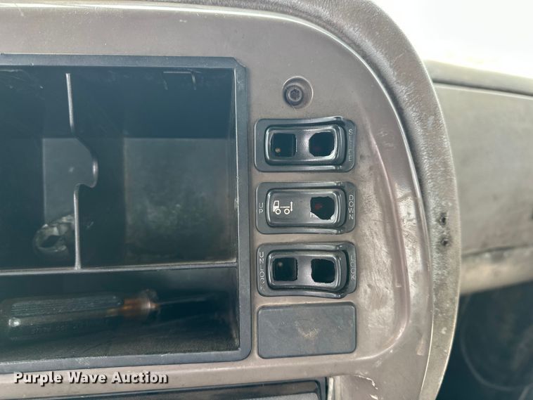 image for item DV0798 2003 Mack CX613 semi truck