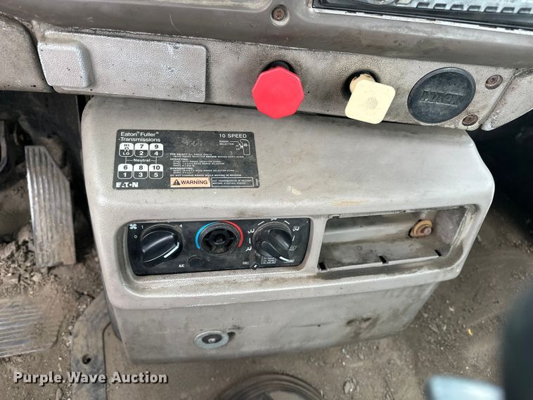 image for item DV0798 2003 Mack CX613 semi truck