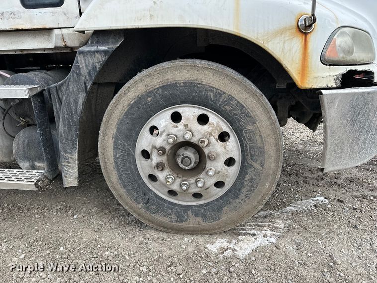 image for item DV0798 2003 Mack CX613 semi truck