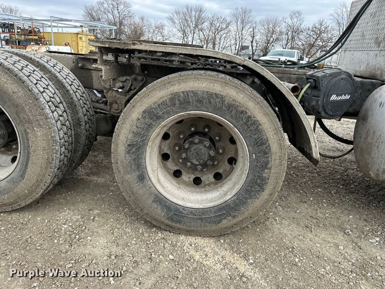 image for item DV0798 2003 Mack CX613 semi truck