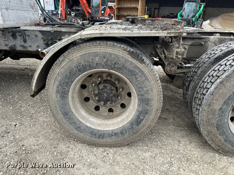 image for item DV0798 2003 Mack CX613 semi truck