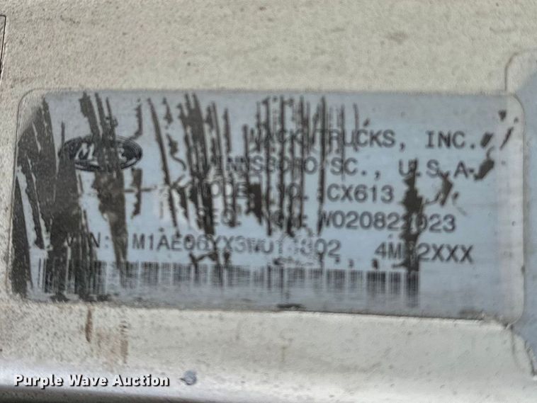 image for item DV0798 2003 Mack CX613 semi truck