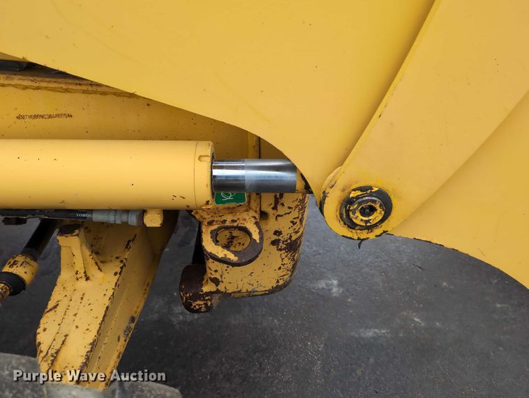 image for item DV0801 2004 Komatsu WB150 backhoe