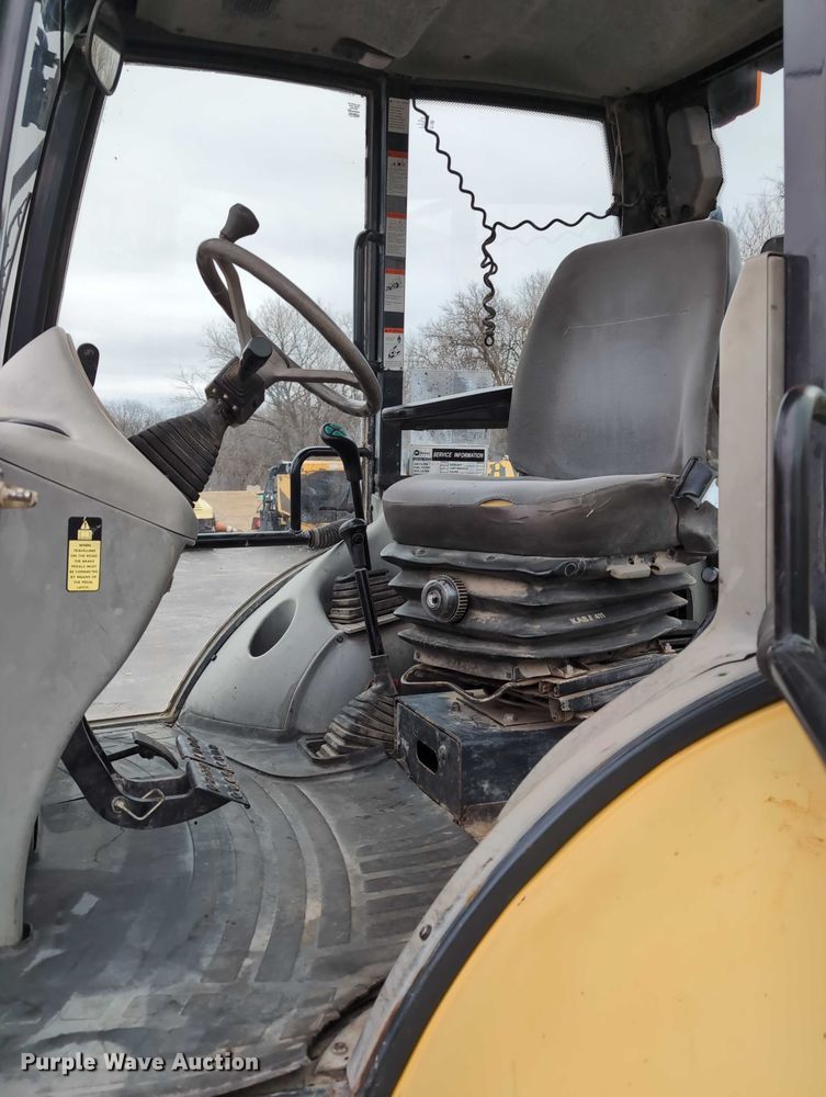 image for item DV0801 2004 Komatsu WB150 backhoe