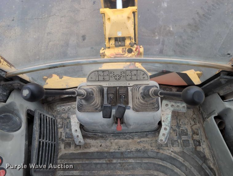 image for item DV0801 2004 Komatsu WB150 backhoe