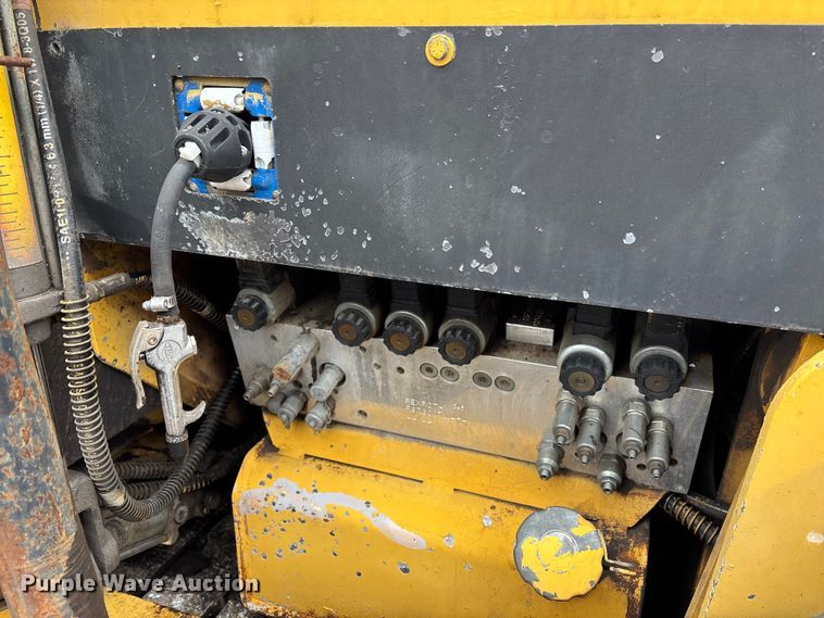 image for item DV0820 2006 Mauldin 1750-C paver