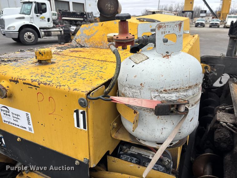 image for item DV0820 2006 Mauldin 1750-C paver