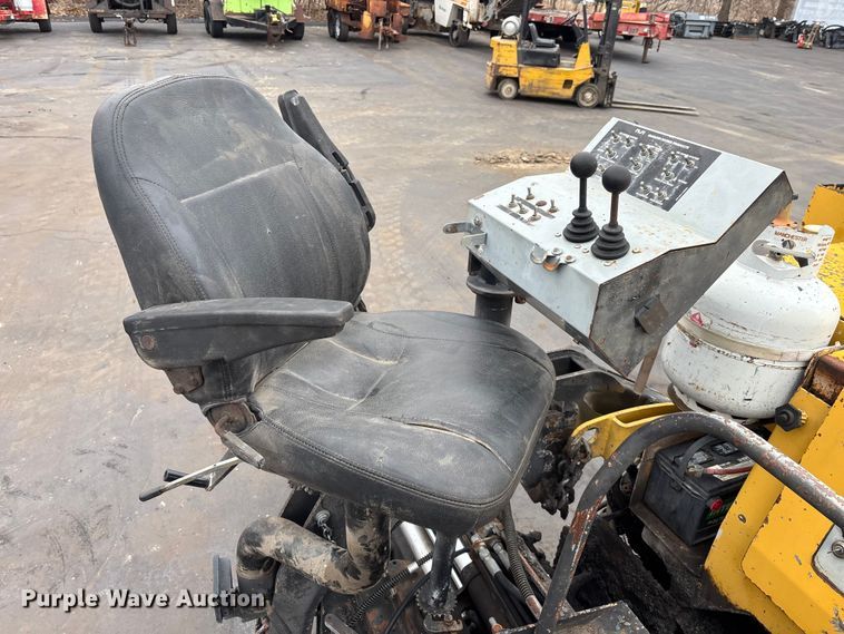 image for item DV0820 2006 Mauldin 1750-C paver