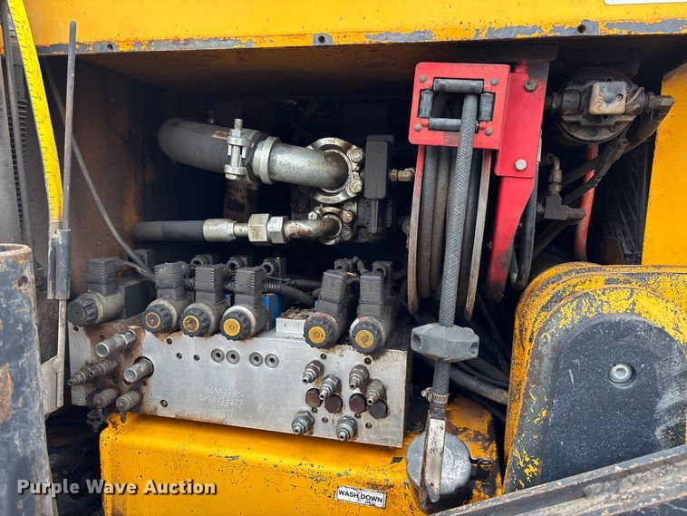 image for item DV0821 2005 Mauldin 1750-C paver