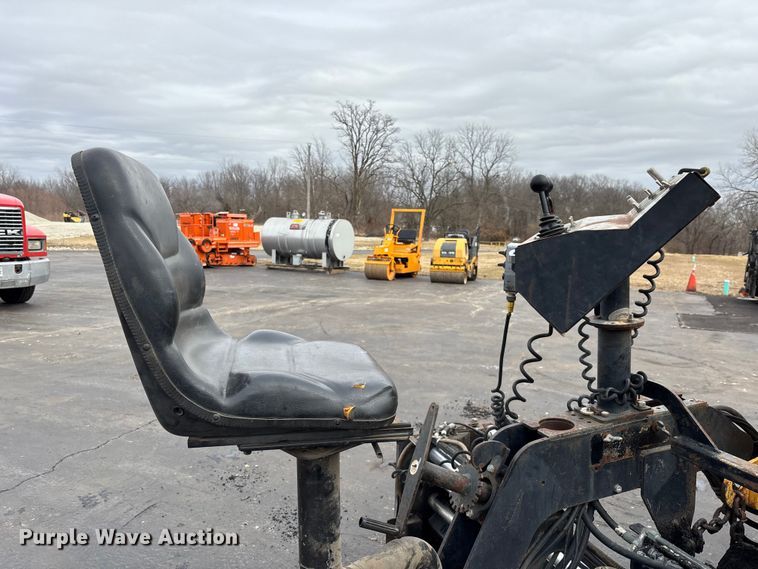 image for item DV0821 2005 Mauldin 1750-C paver