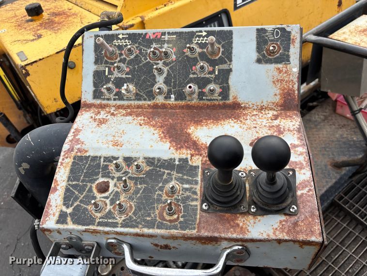 image for item DV0821 2005 Mauldin 1750-C paver