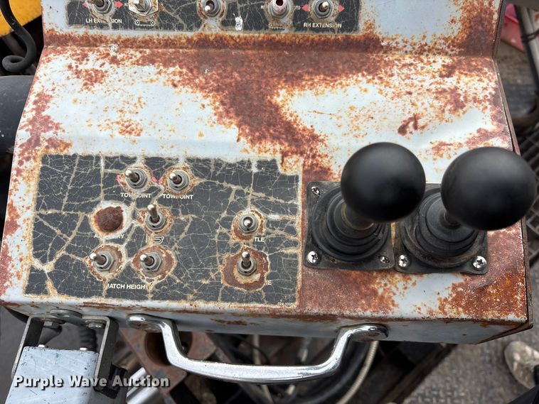 image for item DV0821 2005 Mauldin 1750-C paver