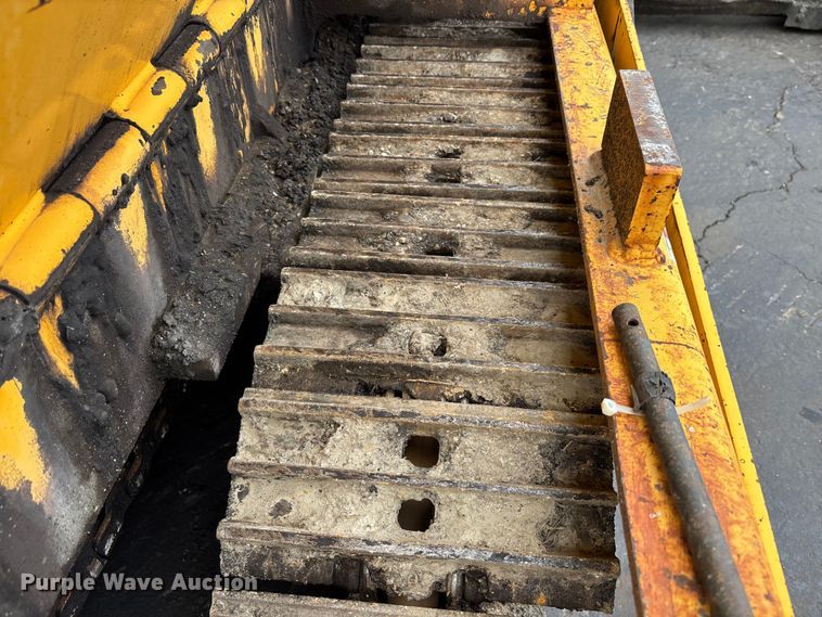 image for item DV0821 2005 Mauldin 1750-C paver