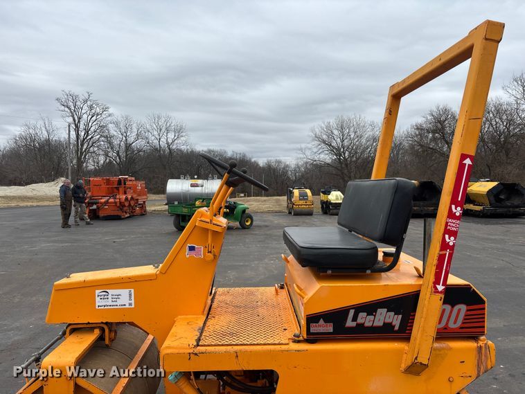 image for item DV0824 2002 Leeboy 300 double drum roller