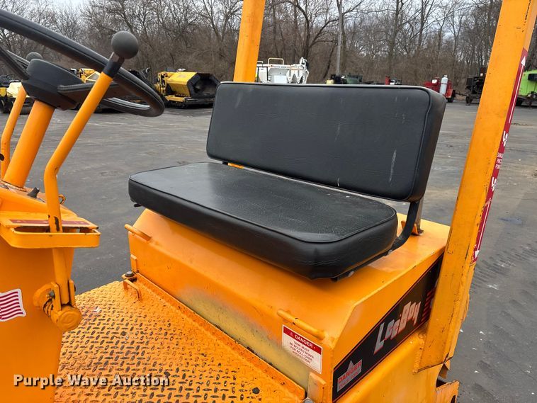 image for item DV0824 2002 Leeboy 300 double drum roller