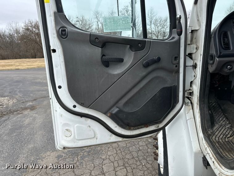 image for item DV0827 2007 Freightliner M2 utility / service truck