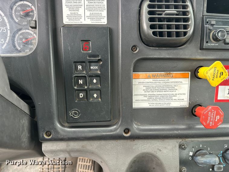 image for item DV0827 2007 Freightliner M2 utility / service truck