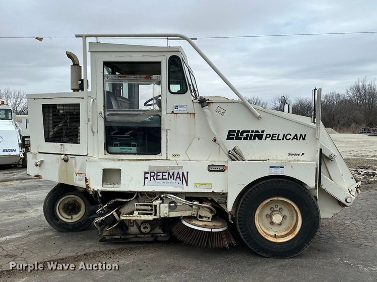 image for item DV0829 1992 Elgin Pelican Series P street sweeper truck