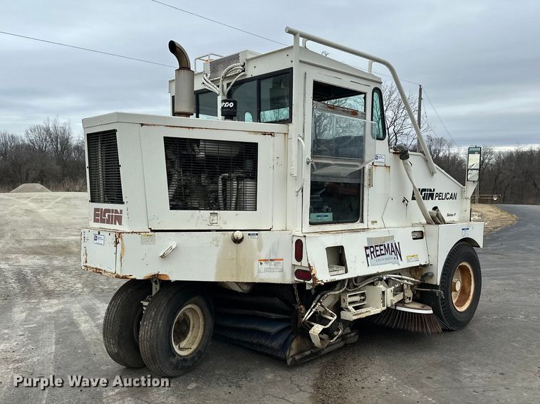 image for item DV0829 1992 Elgin Pelican Series P street sweeper truck